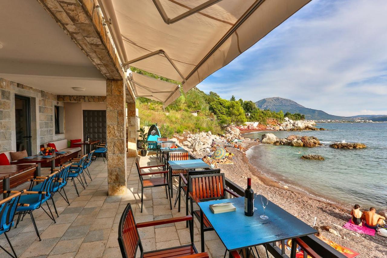 Beachfront Red Apartments With Pool Bar Zewnętrze zdjęcie